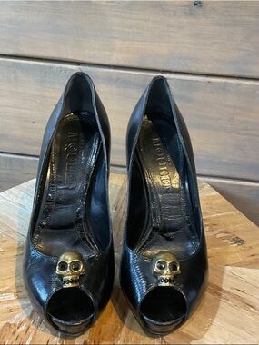Alexander McQueen Black Peep-Toe Heels with Gold Skull Embellishment